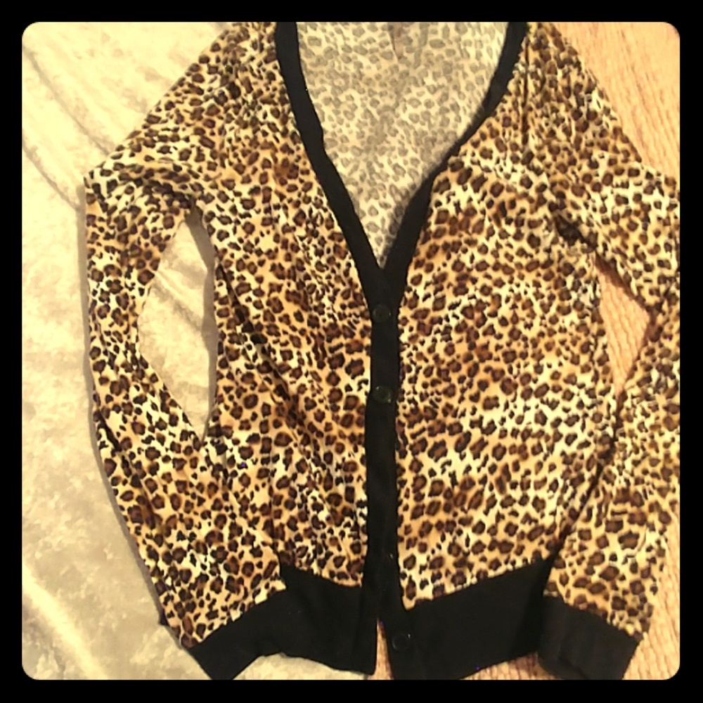 Leopeard print sweater size lrg